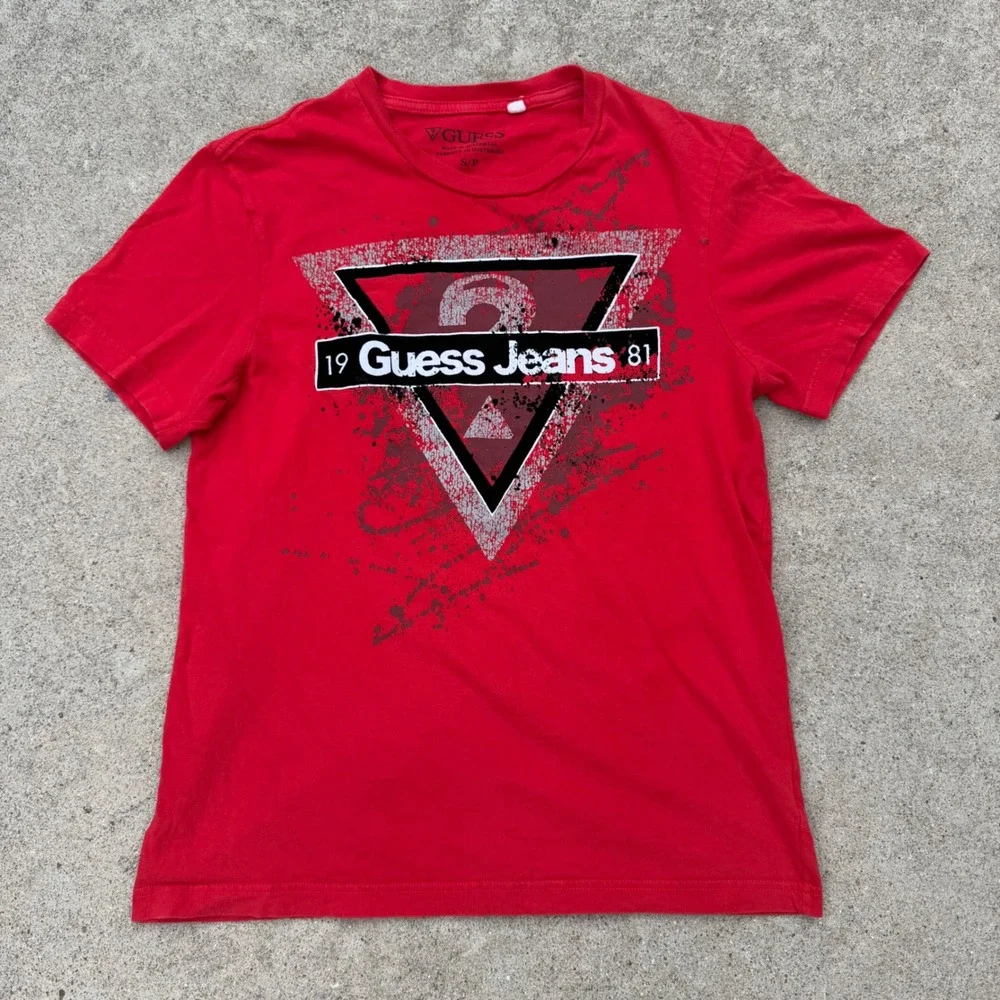 Guess Jeans Mens Red Graphic Triangle Logo T-Shirt Small Short Sleeve Tee - Picture 1 of 6